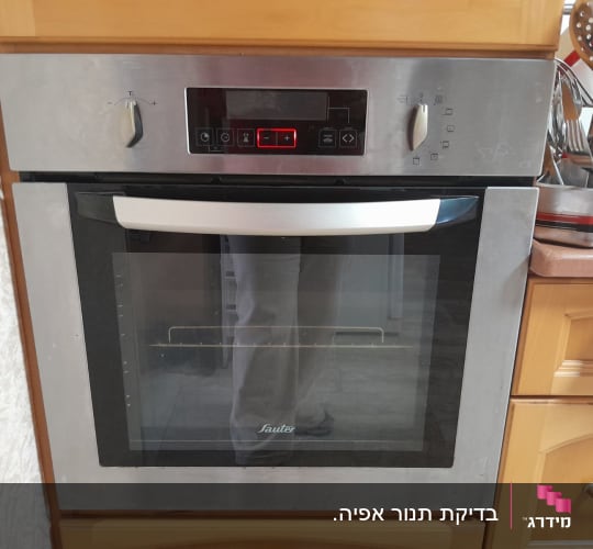תנור אפייה עם לוח בקרה דיגיטלי וכפתורים